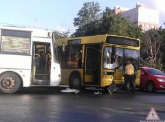 На Замшиной столкнулись два маршрутных автобуса На Замшиной столкнулись два маршрутных автобуса